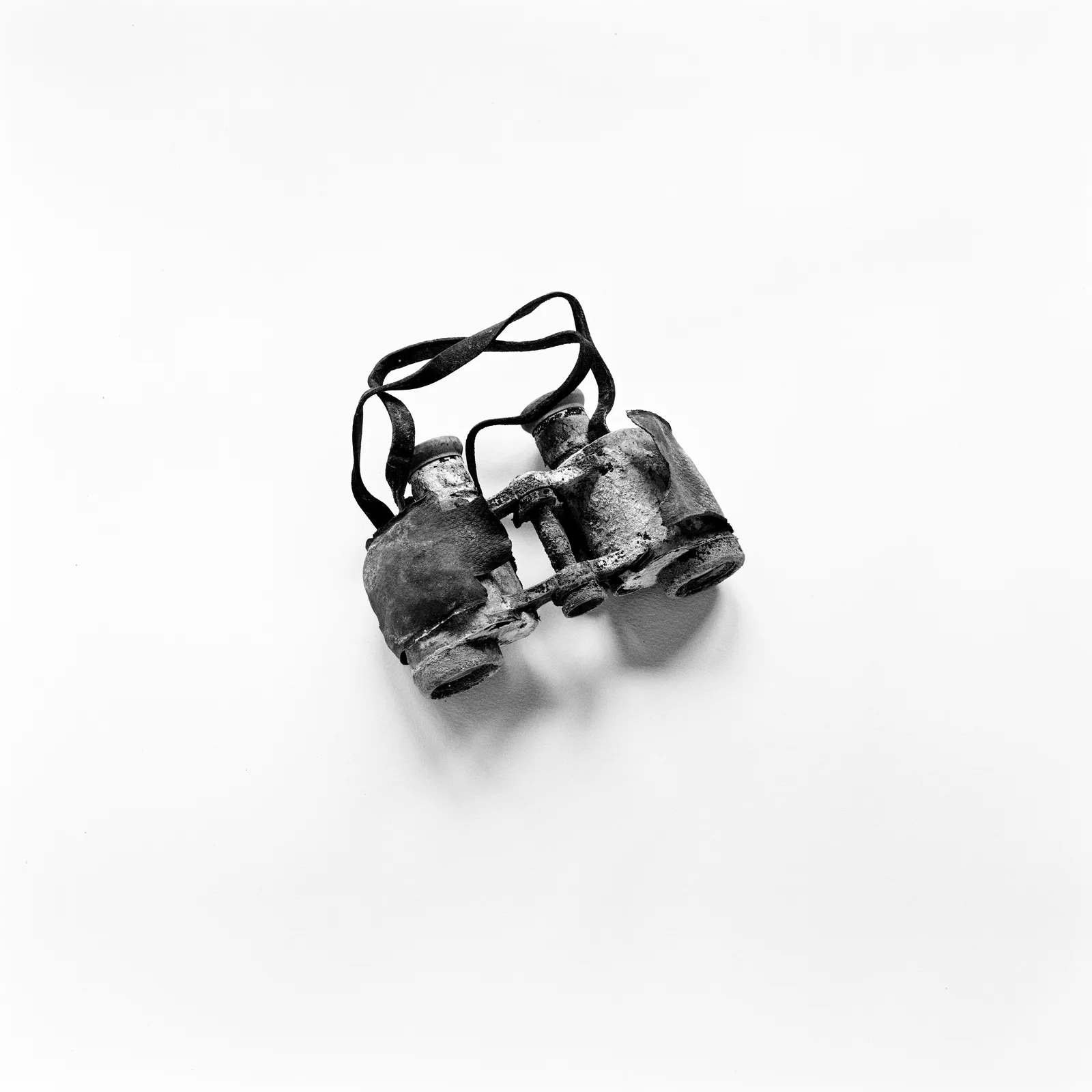 Schwarzweiss Fotografie eines Feldstechers auf weisse Untergrund