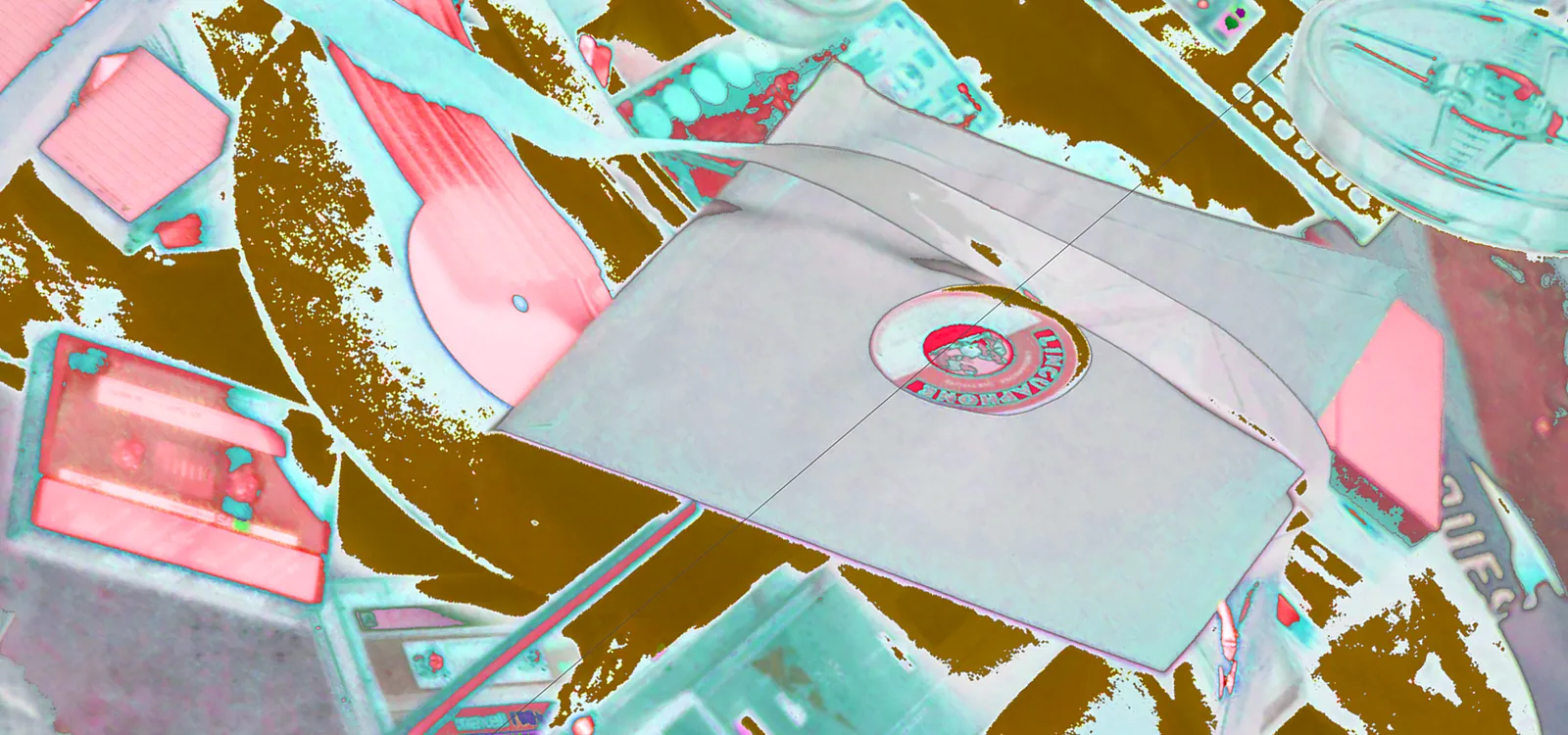 Buntes, digital verfremdetes Foto welches Audio-Aufnahmematerial wie Kasettenbänder, Rekorder oder Schalplatten zeigt.